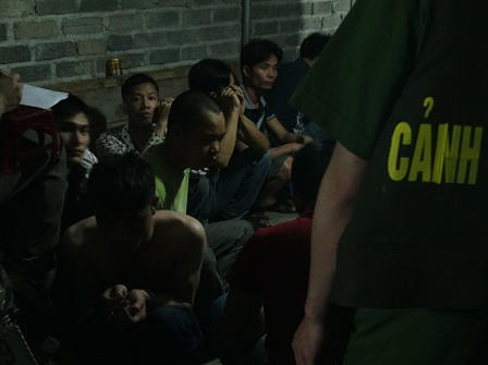 Con bạc đứng tim khi cảnh sát "từ trên trời rơi xuống"