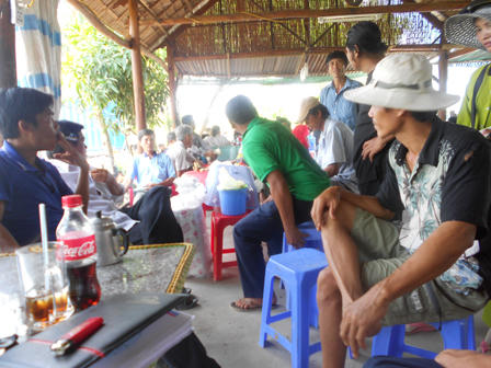 Hàng trăm người lập hàng rào chặn xe chở rác 