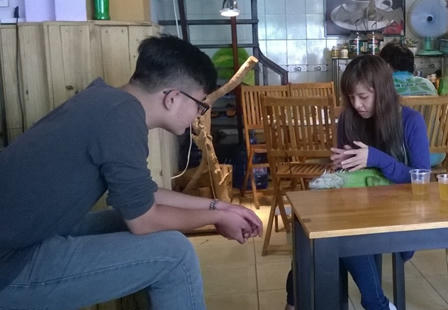 Nở rộ mốt dắt “quái vật” đi uống cà phê