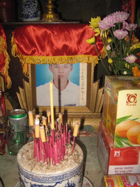 Chiếc khăn phủ di ảnh chàng trai chết trẻ an ủi nỗi đau người mẹ