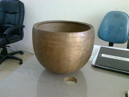 Đói ăn, hai thanh niên lấy trộm cả chuông đền