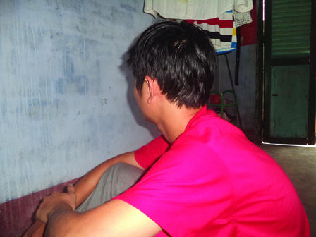 Một đêm hai lần chạy khỏi giường vì bị ông "nhà thơ" quấy rối tình dục