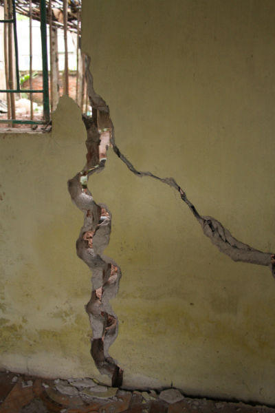 Truy tìm hài cốt cô gái đồng trinh, làm sụt nhà hàng xóm