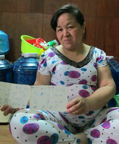 Cô gái Việt tự học ngoại ngữ tìm đường “đào tẩu” về quê