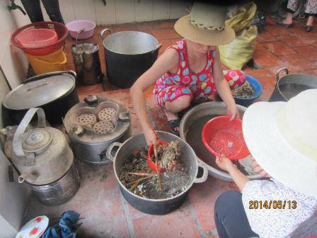 Vạch mặt "thánh mẫu"  bịp bợm “chữa bệnh” bằng... đấm đầu, bóp cổ