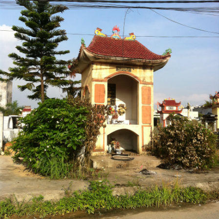 Kinh hoàng: Người đàn ông tự thiêu trước miếu thần linh