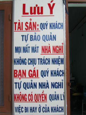 Khách làng chơi mất cả quần chạy theo gã pê-đê giả gái
