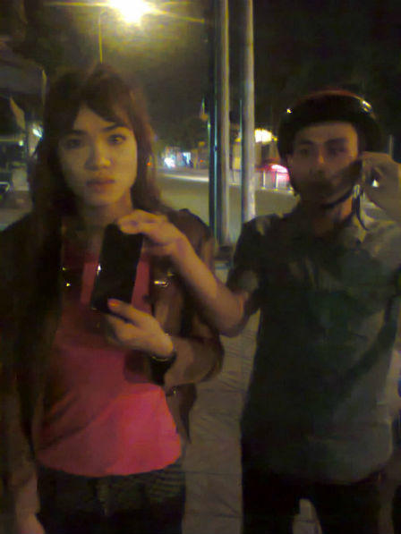 Khách làng chơi mất cả quần chạy theo gã pê-đê giả gái