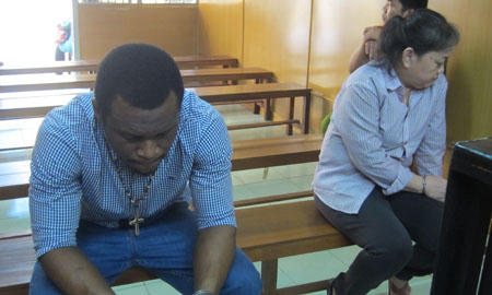 Hàng loạt quý bà khát tình, mắc lưới gã Tây đen