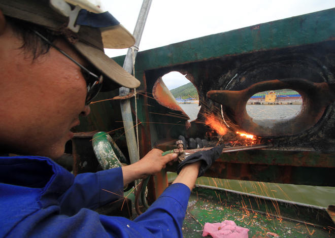 Cận cảnh con tàu kiểm ngư bị 5 tàu Trung Quốc đâm nát