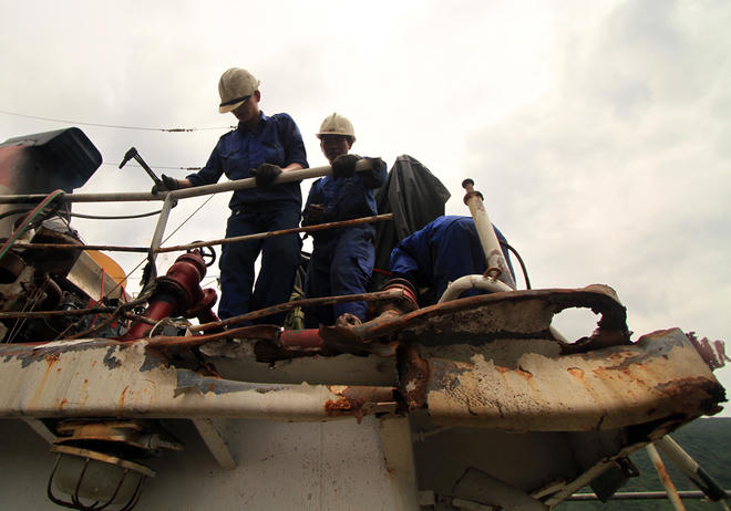 Cận cảnh con tàu kiểm ngư bị 5 tàu Trung Quốc đâm nát