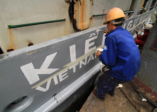 Cận cảnh con tàu kiểm ngư bị 5 tàu Trung Quốc đâm nát