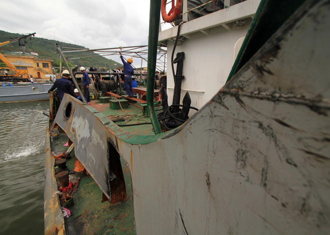 Cận cảnh con tàu kiểm ngư bị 5 tàu Trung Quốc đâm nát