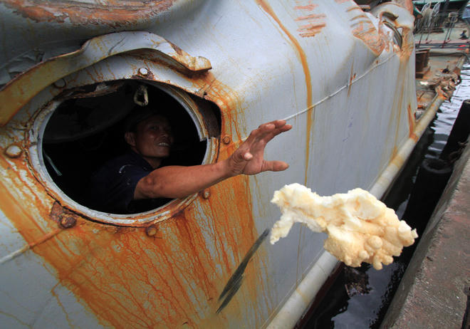 Cận cảnh con tàu kiểm ngư bị 5 tàu Trung Quốc đâm nát