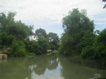 Những bí ẩn chưa giải đáp về con suối xứ Nghệ có khả năng "tắm trắng"