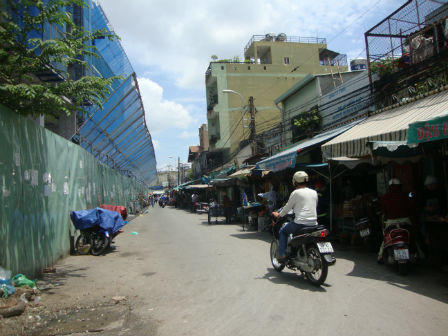 Mẹ nợ tiền, con gái bị chém giữa đường