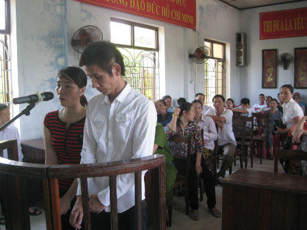 Phiên tòa đẫm lệ của đôi vợ chồng môi giới mại dâm