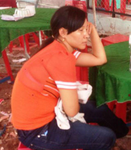 Bé gái 6 tuổi nhìn bố giết mẹ rồi lao vào ô tô tự sát