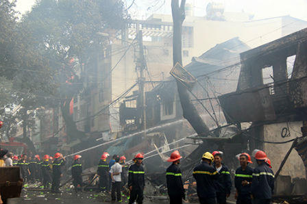 Một dãy phố bị thiêu rụi vì bà hỏa