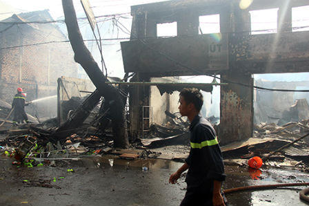 Một dãy phố bị thiêu rụi vì bà hỏa