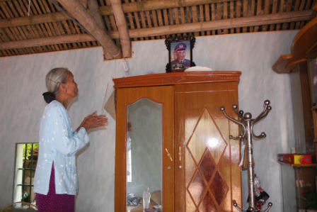 Đứa cháu bất hiếu đập bàn thờ liệt sĩ, đuổi bà ngoại khỏi nhà tình nghĩa