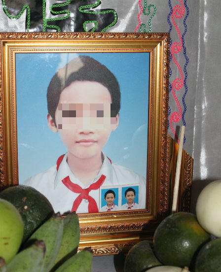 Đứa bé nằm chết bên bờ sông sau cuộc tra tấn của vợ chồng người mất trộm 