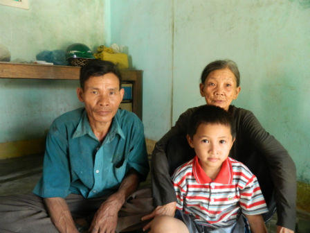 Bé gái của ca đỡ đẻ kinh hoàng bằng dao phay đang đối diện nguy cơ bị mù