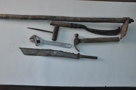 Kẻ giết mẹ và bà ngoại nổi điên vì đã thờ đôi dép người chết?