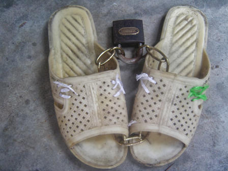 Kẻ giết mẹ và bà ngoại nổi điên vì đã thờ đôi dép người chết?