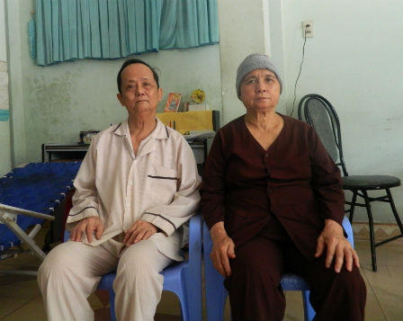 Ông già thợ may đêm đêm lén đi học, dạy 9 con thành cử nhân, thạc sĩ