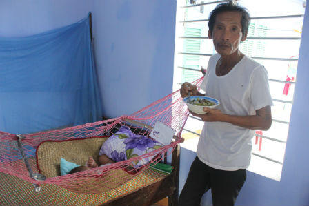 Ông lão bị bội tình bế con sơ sinh đi khắp làng xin sữa