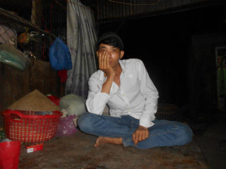 Chàng trai lang thang đi tìm chuộc đứa em gái bị mẹ bán lấy tiền đánh bạc