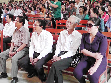 Khiếu nại không được, thầy giáo tạt axit hàng loạt đồng nghiệp