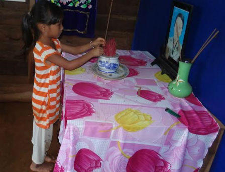 Xót thương gia cảnh cô bé mồ côi 8 tuổi, nuôi người dì tâm thần