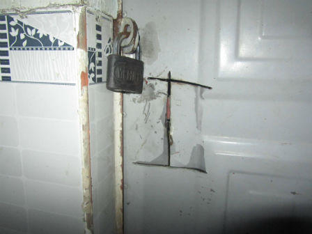 Bé trai bị người yêu của dì đánh đập đến chết