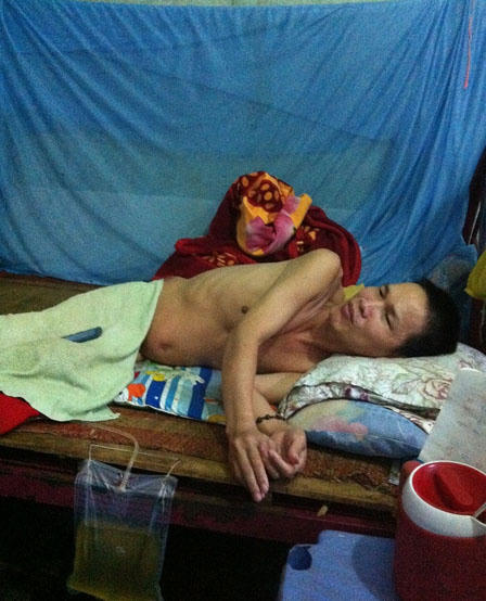 Bé gái còn mẹ mà như “mồ côi”, vào chùa xin gạo nuôi cha