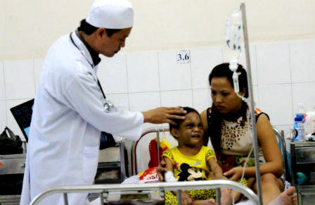 Vụ bé gái 4 tuổi bị hành hạ: Đau lòng chuyện xác định cha đẻ