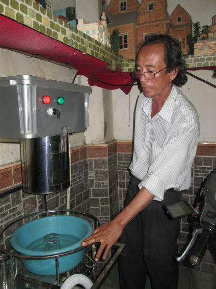 Máy rửa ly siêu tiết kiệm của “vua” sáng chế không bằng cấp