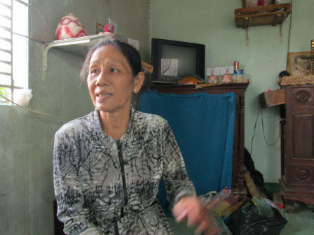 Giận đời nhiều tai ương, người đàn ông trói mình vào mộ cha tự thiêu