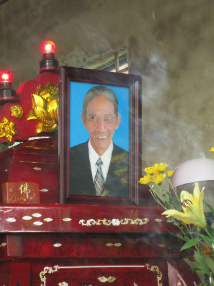 Giận đời nhiều tai ương, người đàn ông trói mình vào mộ cha tự thiêu