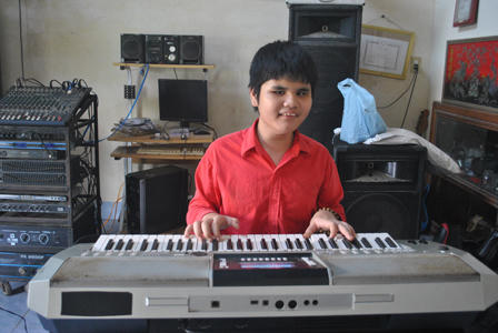 Tài năng đáng kinh ngạc của cậu bé mù