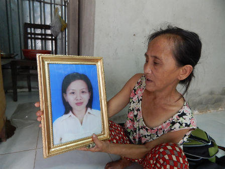 Cuộc đời cùng quẫn của thiếu phụ bán máu nuôi đàn cháu mồ côi