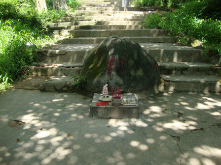 Hòn đá “trấn yểm” cửa chùa làm mất sóng điện thoại?