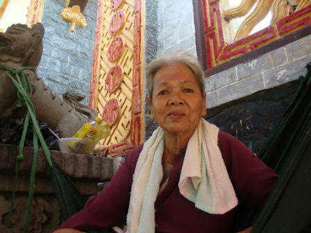 Hòn đá “trấn yểm” cửa chùa làm mất sóng điện thoại?