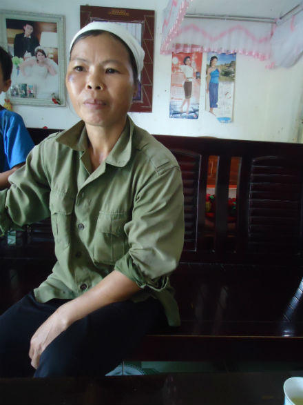 Nàng dâu hung dữ cắn tai, móc mắt người nhà như “ma cà rồng“