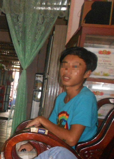 Ông bố “nhi đồng” ném con xuống ao nước vì giận bữa ăn toàn cá