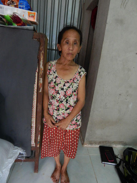 Cuộc đời cùng quẫn của thiếu phụ bán máu nuôi đàn cháu mồ côi