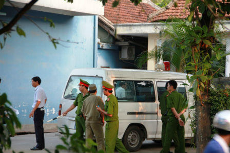 Cụ ông chết bất đắc kỳ tử khi đang “đấu võ mồm” với nhà hàng xóm?