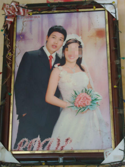 Vợ không mảnh vải che thân, chồng vẫn cố đuổi theo truy sát 