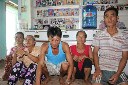 Cụ bà “đi bạt nắng gió” nuôi đàn con 9 đứa tâm thần